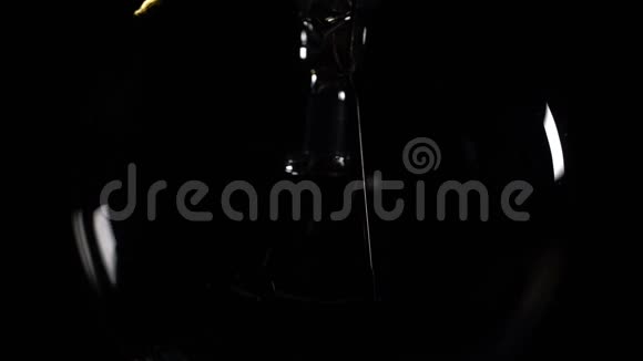 黑色背景上的灯泡视频的预览图