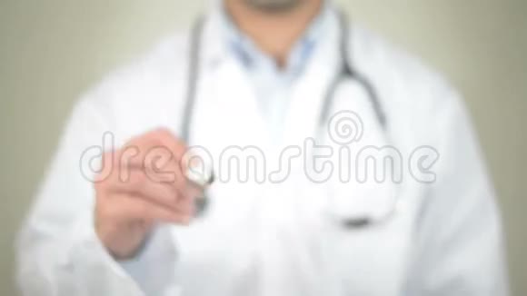不健康医生在透明屏幕上写字视频的预览图