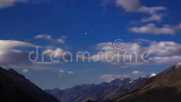 月夜在山中时间流逝4K视频的预览图