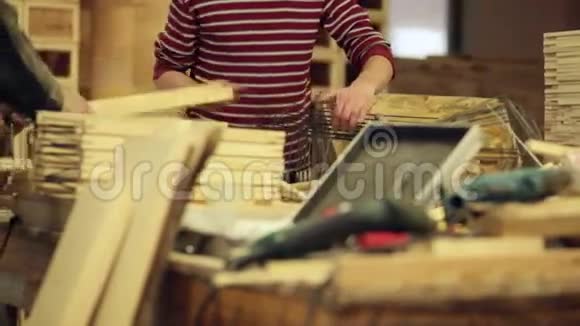 木工在工作电动工具视频的预览图