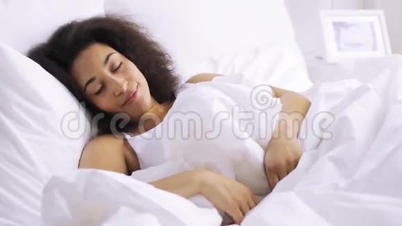 睡在家里卧室里的非洲女人视频的预览图