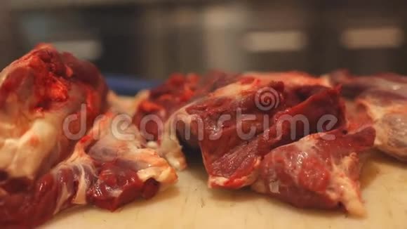 餐厅厨房里的生肉视频的预览图