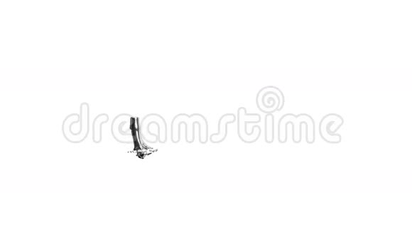 液态金属环的三维动画液体飞来飞去运动图形元素1在白色背景下分离阿尔法视频的预览图
