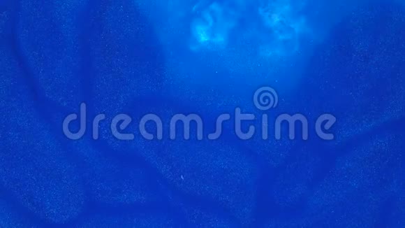4K镜头墨水在水里蓝色墨水在水中反应创造抽象的背景视频的预览图