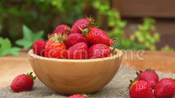 一碗新草莓放在桌子上视频的预览图