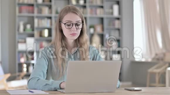 女性在笔记本电脑上思考和工作的肖像视频的预览图