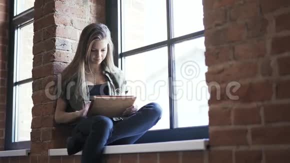 窗台上有平板的年轻女子视频的预览图