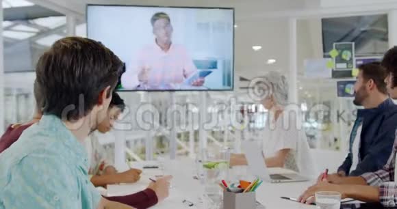 创意办公室视频会议视频的预览图