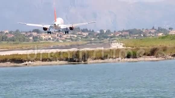 飞机在机场降落视频的预览图