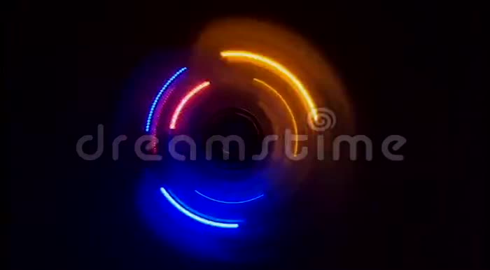 彩色圆形光波在黑暗背景中旋转视频的预览图