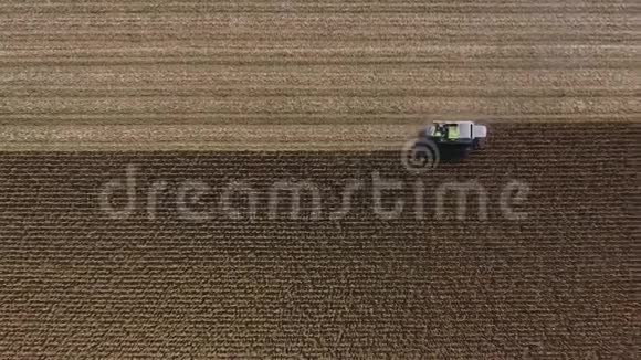 巨大农田上的空中无人机景观视频的预览图