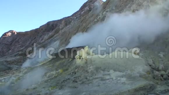 新西兰白岛山区火山的间歇喷泉视频的预览图