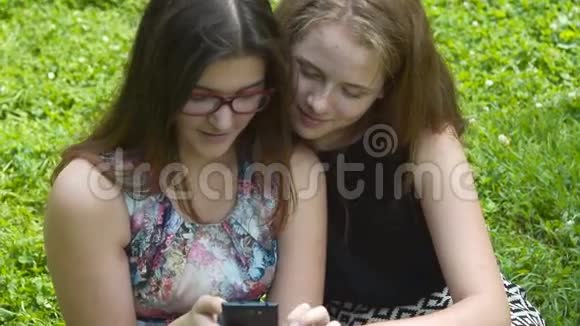 两个带手机的少女视频的预览图