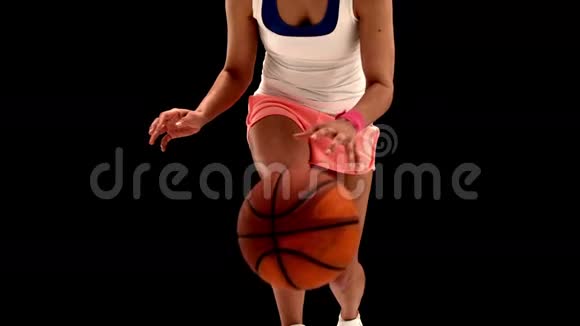 适合年轻女子打篮球视频的预览图