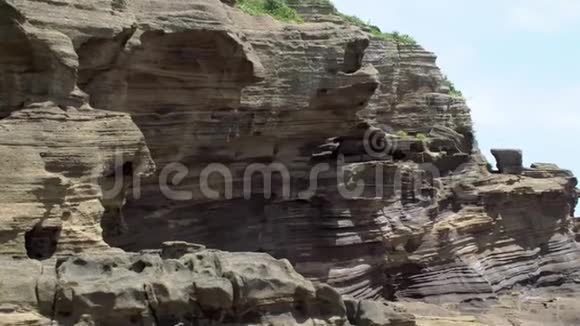 韩国济州岛上的永美里海岸步行侵蚀形成的粗地质组视频的预览图