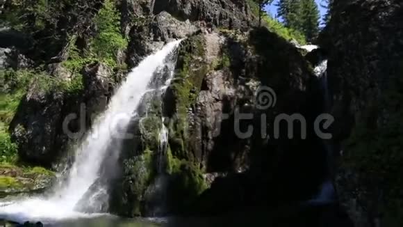阿尔泰共和国美丽的穆伊温斯基瀑布视频的预览图