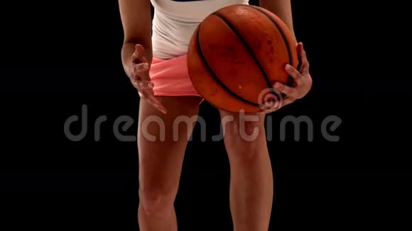 适合年轻女子打篮球视频的预览图