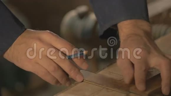 木工师傅在车间用铅笔绘图手工工具在木板上做铸造视频的预览图