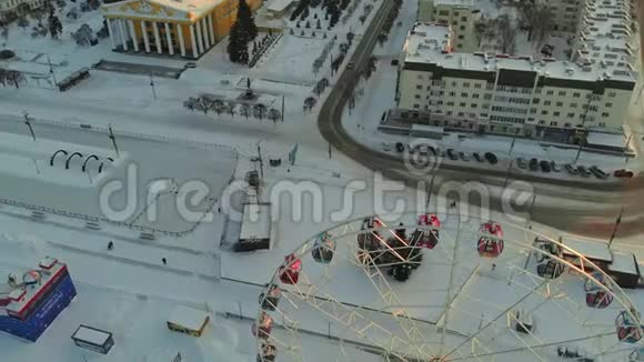 空中拍摄摩天轮日落时的城市景观日出视频的预览图