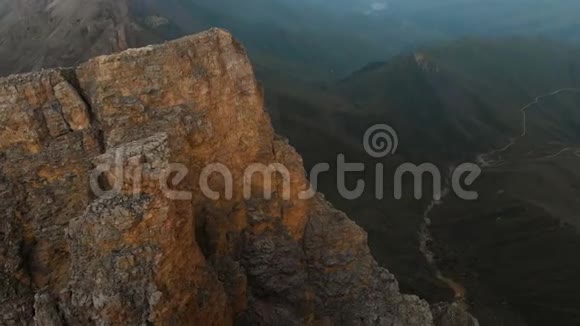 日落时分一架无人机飞过尖锐的岩石露头陡峭的岩石群形成了极端视频的预览图