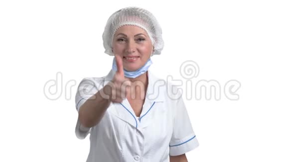 女医生竖起大拇指视频的预览图