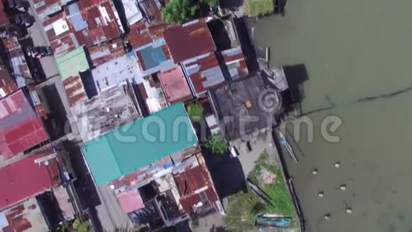 沿湖岸边建造的肮脏的沿海房屋定居点飞行员视频的预览图