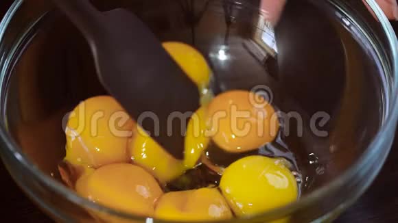 把鸡蛋打在碗里视频的预览图