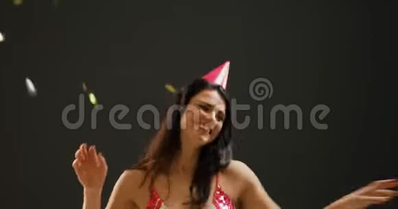 年轻女子戴着派对帽跳舞视频的预览图