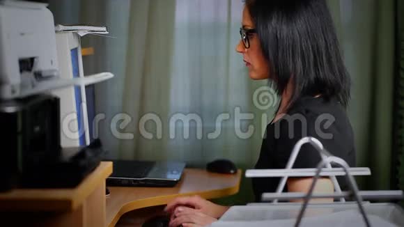 女人在用电脑工作视频的预览图