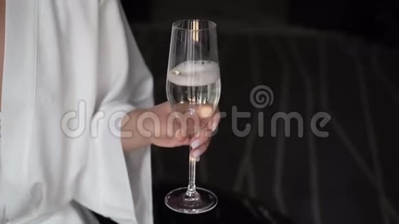 手中拿着一杯葡萄酒或香槟或其他酒精饮料的人视频的预览图