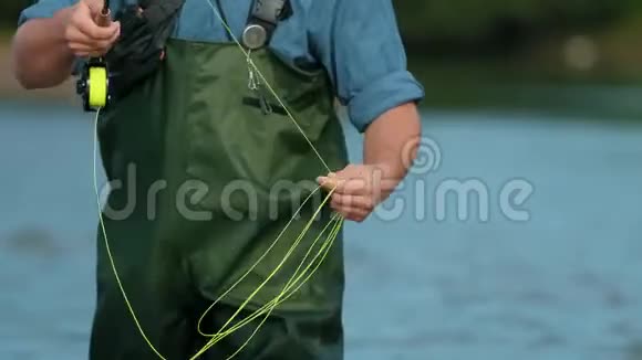 渔夫拿着鱼竿抛着一个浮子在河里钓鱼视频的预览图