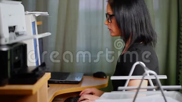 女人在用电脑工作视频的预览图