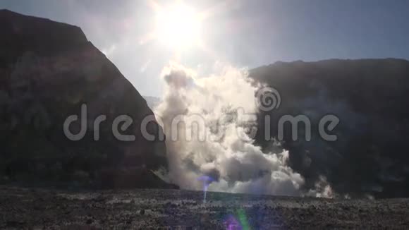 新西兰白岛山区火山的间歇喷泉视频的预览图