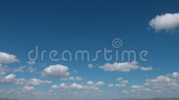 还是多云的蓝天视频的预览图