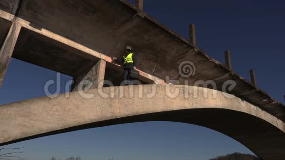 工程师检查桥和步行视频的预览图
