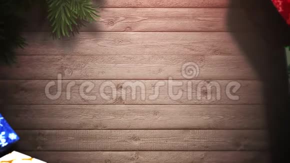木质背景上的动画特写礼盒和绿色树枝视频的预览图