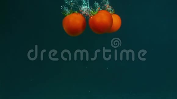 水中缓慢运动的番茄视频的预览图