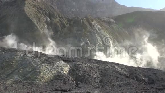 新西兰白岛山区火山的间歇喷泉视频的预览图