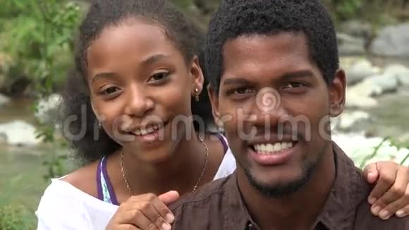 非洲父亲和女儿或兄弟姐妹视频的预览图