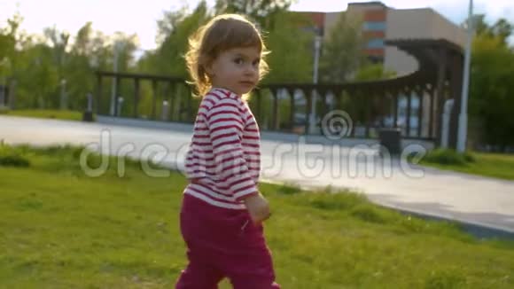 在公园散步的小女孩视频的预览图