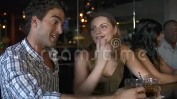 情侣一起在酒吧喝酒视频的预览图
