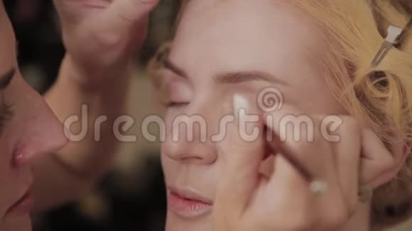 专业化妆师将模特化妆照片应用于女性视频的预览图