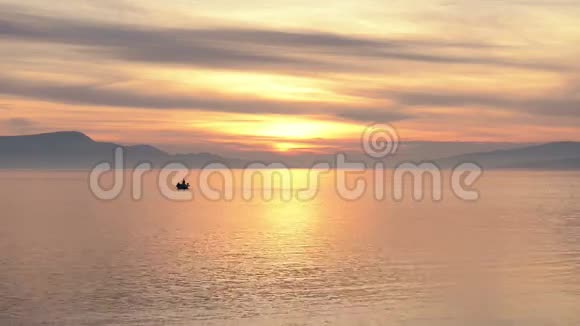 寂静的日落在海上视频的预览图