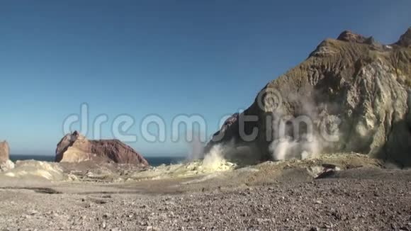 新西兰白岛山区的间歇泉视频的预览图