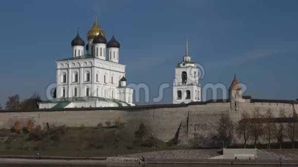 三一大教堂在普斯科夫克里姆林宫的阳光十月的一天普斯科夫视频的预览图