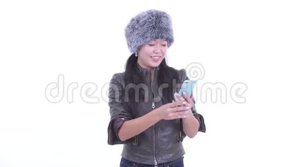 快乐美丽的亚洲女人用电话视频的预览图