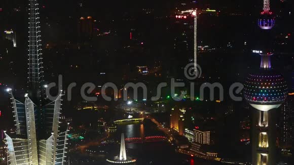 夜间摩天大楼屋顶皇冠的空中景观航运和城市交通视频的预览图