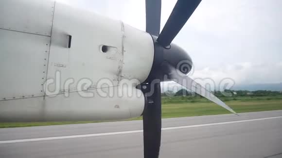 空中客车双螺旋桨降落在Phrae机场跑道视频的预览图