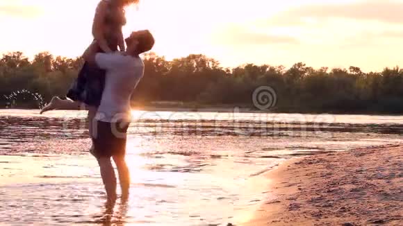 在海滩上恋爱的情侣视频的预览图