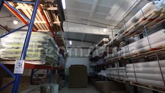 卡车运输货物仓库舱底电线卡车航运电力室内工业内部视频的预览图